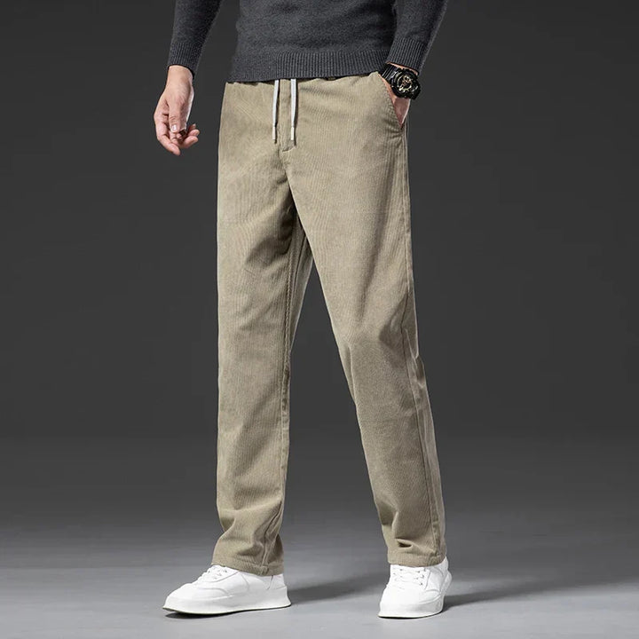 Pantaloni eleganti da uomo con taglio a gamba dritta e vita regolabile. Perfetti per un look business e comfort.