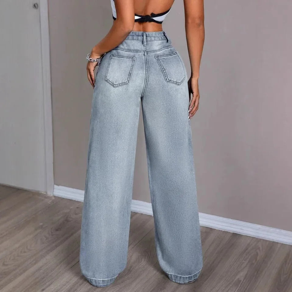 Pantaloni jeans donna baggy a vita alta, stile vintage. Denim azzurro, vestibilità rilassata e comoda per tutti i giorni.