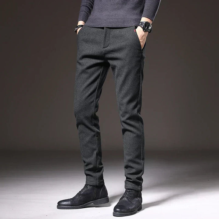 Pantaloni neri slim fit da uomo, perfetti per outfit eleganti, professionali e alla moda maschile.