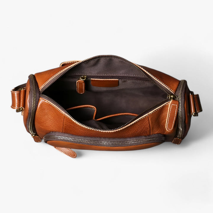Interno ben organizzato della borsa messenger nera, spaziosa per laptop, tablet e accessori da viaggio.