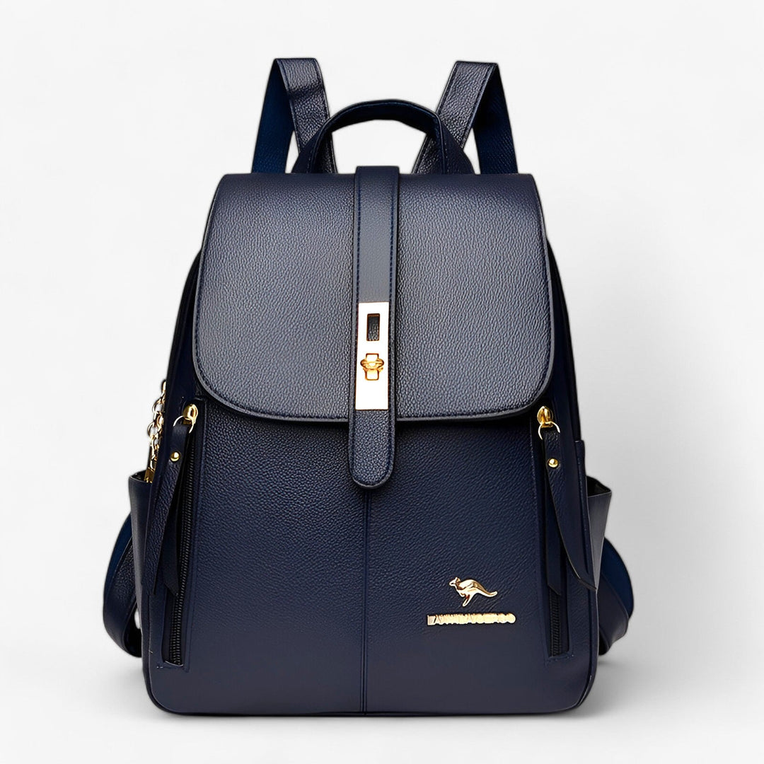 Donna in viaggio con zaino capiente multicolore. Un accessorio pratico, comodo e trendy per avventure quotidiane.