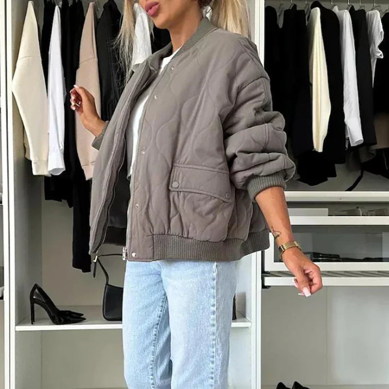 Giacca bomber donna versatile, con taglio elegante e comodo. Capospalla foderato per stile casual autunnale.
