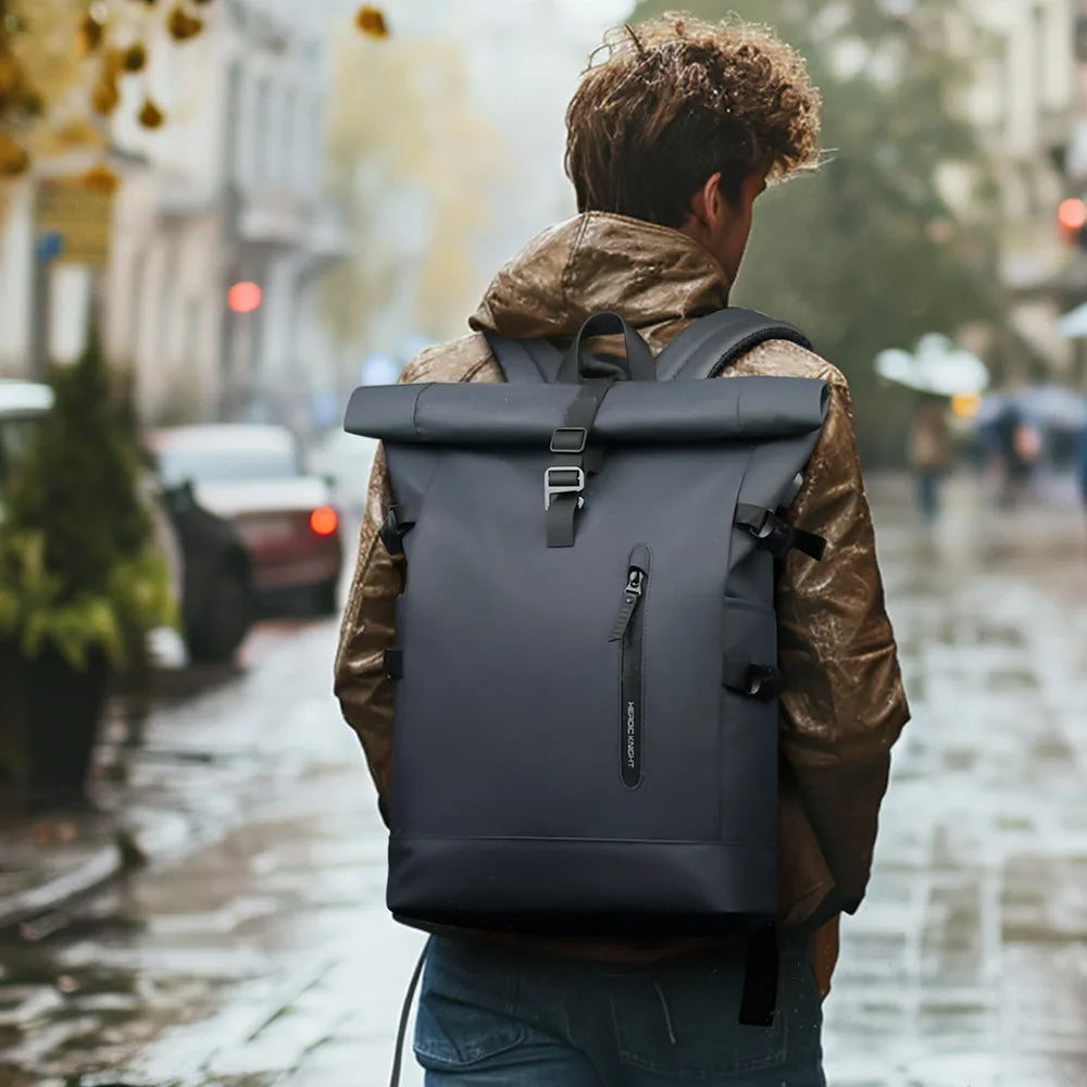 Dettaglio porta USB integrata sullo zaino business roll-top, perfetta per ricaricare in viaggio.