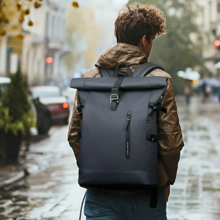 Dettaglio porta USB integrata sullo zaino business roll-top, perfetta per ricaricare in viaggio.
