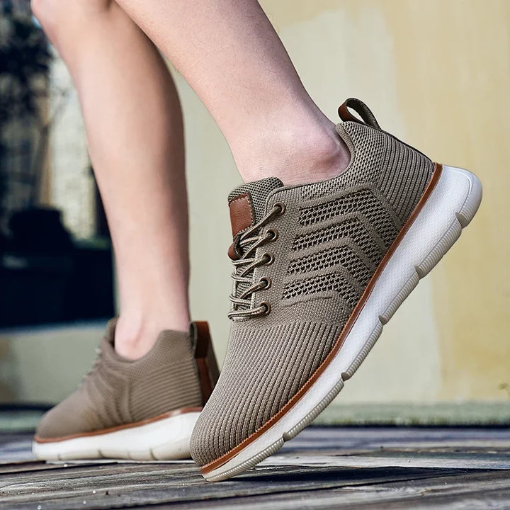 Primo piano delle sneakers uomo con tomaia traspirante e suola leggera, comfort assicurato.