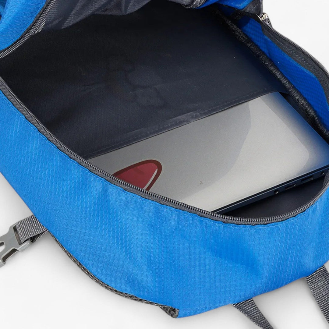 Zaino outdoor compatto da uomo. Design sportivo e leggero, ottimo per escursioni, viaggi e quotidiano.