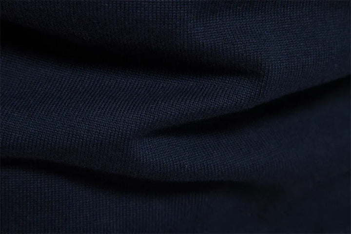 Maglione a righe da uomo, cerniera sul collo. Perfetto per autunno e inverno, un capo comodo e alla moda.