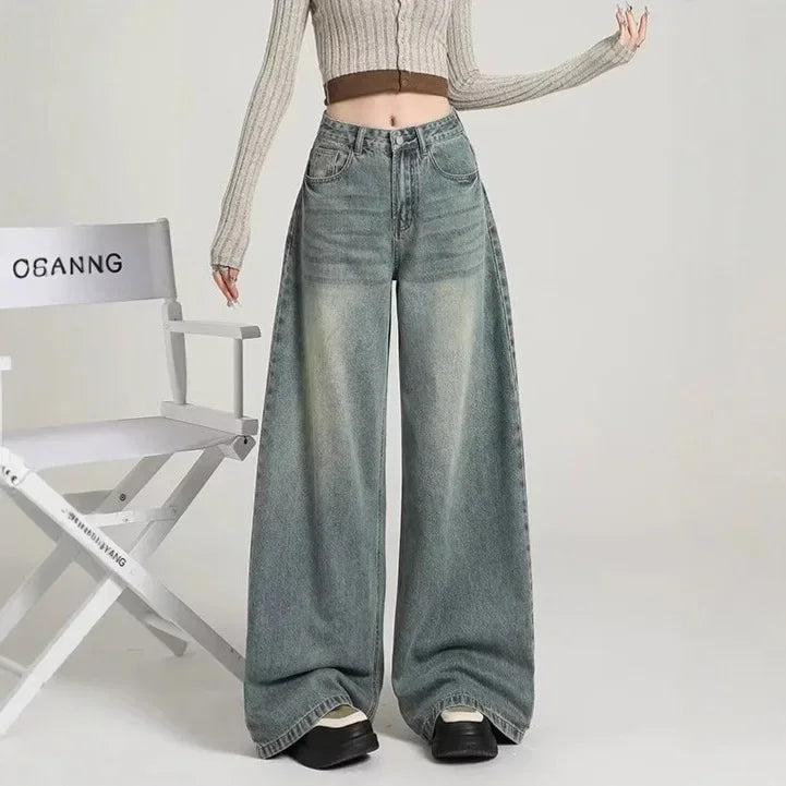 Pantaloni jeans donna larghi, grigio scuro, a vita alta. Design moderno per un look casual e confortevole.