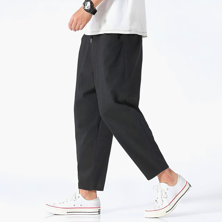 Dettaglio della vita con coulisse dei pantaloni corti uomo relaxed fit. Per massimo comfort estivo.
