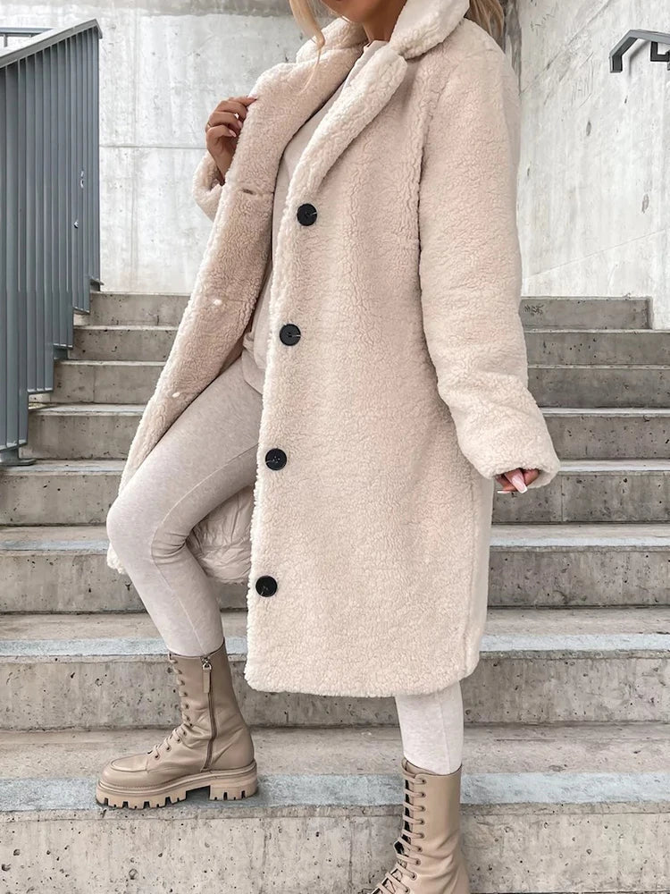 Elegante cappotto donna beige, un capospalla lungo ideale per l'outfit invernale. Alla moda e versatile.