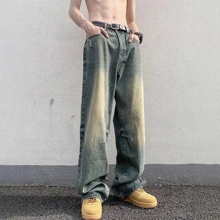 Jeans uomo casual a gamba larga, vestibilità ampia per un look streetwear confortevole. Abbigliamento maschile di tendenza.