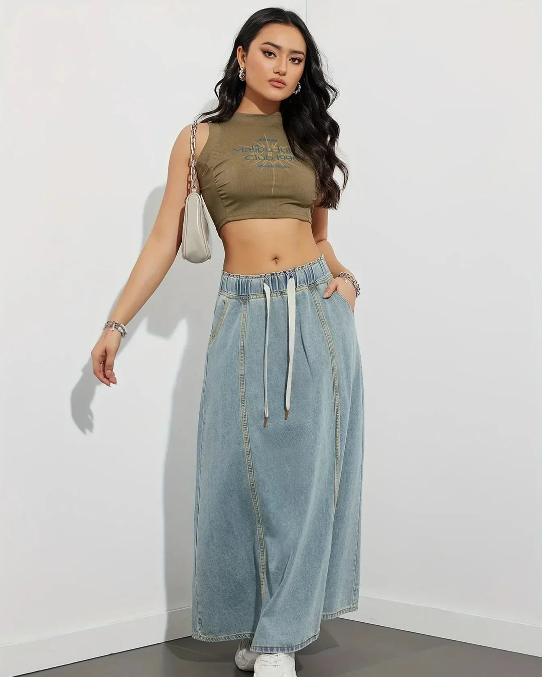 Moda femminile: gonna maxi lunga con vita elasticizzata e tasche. Stile casual versatile per la primavera estate.