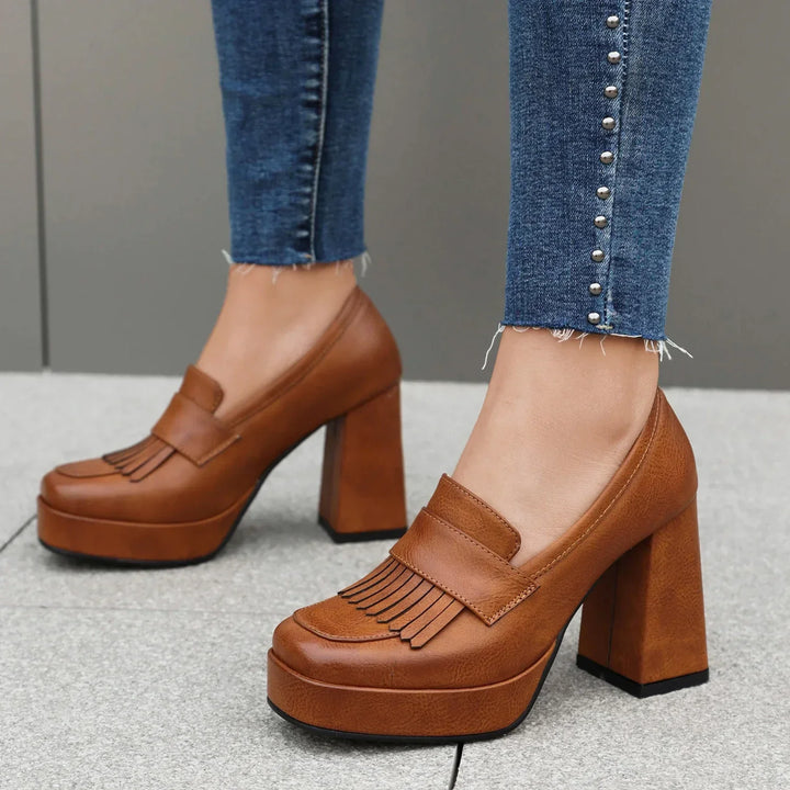 Scarpe mocassino eleganti da donna con plateau e tacco largo. Modello slip-on per comfort e moda femminile.