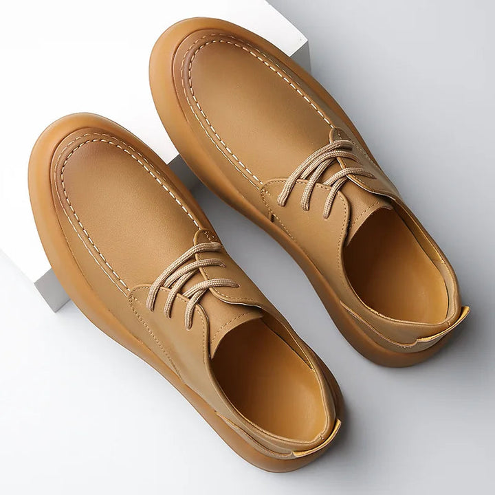Mocassini da uomo beige leggeri e confortevoli con suola flessibile, ideali per comfort quotidiano e stile casual chic.