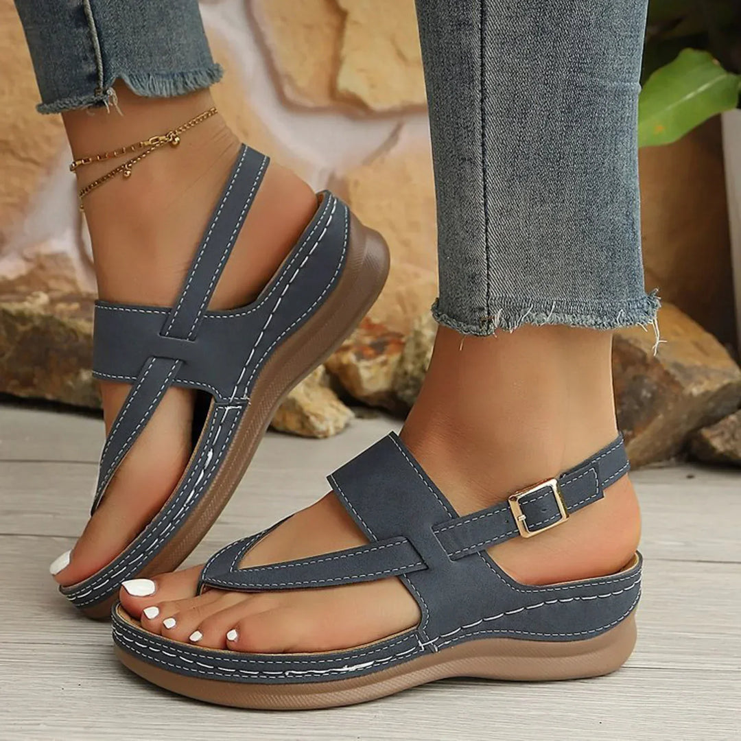 Sandali donna estivi con plateau, design slip-on per comfort e stile casual.