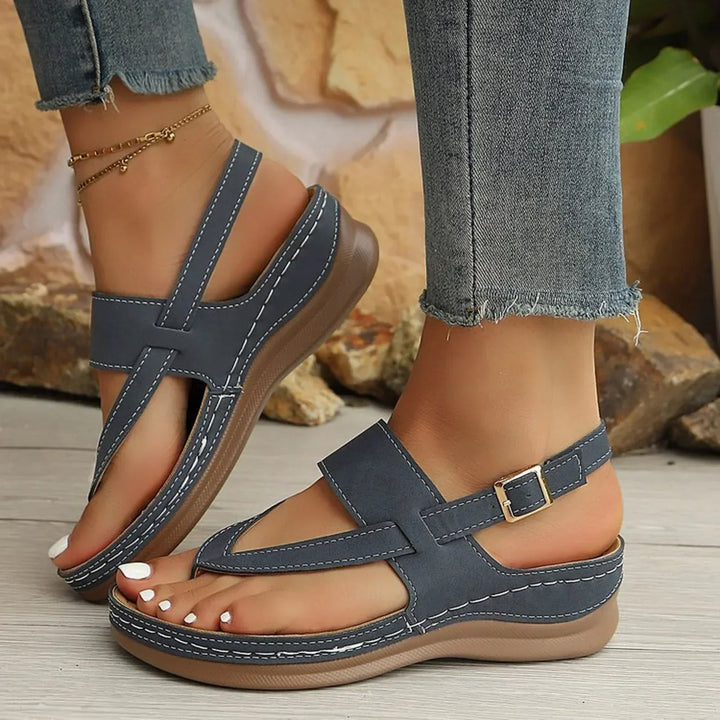Sandali donna estivi con plateau, design slip-on per comfort e stile casual.