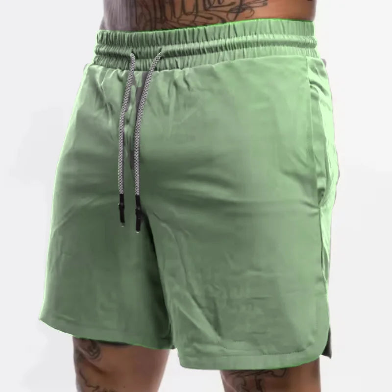 Dettaglio dei pantaloncini sportivi da uomo, con elastico in vita e tasche laterali per praticità.