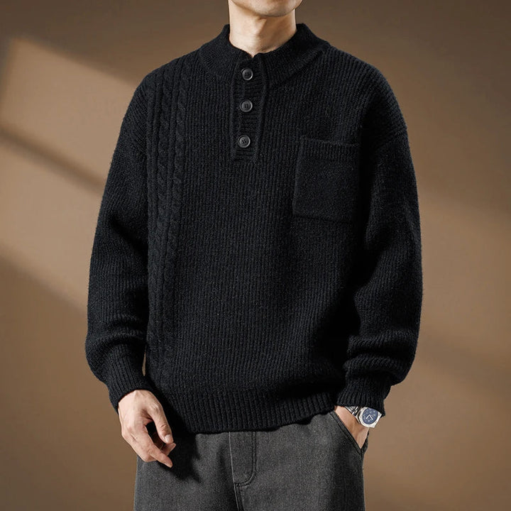 Maglione uomo a treccia con bottoni stile Henley, taschino petto, per un outfit maschile casual-elegante.