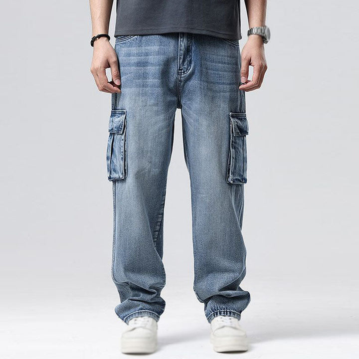 Pantaloni jeans cargo da uomo, stile casual versatile con tasche, perfetti per look quotidiani comodi e alla moda.