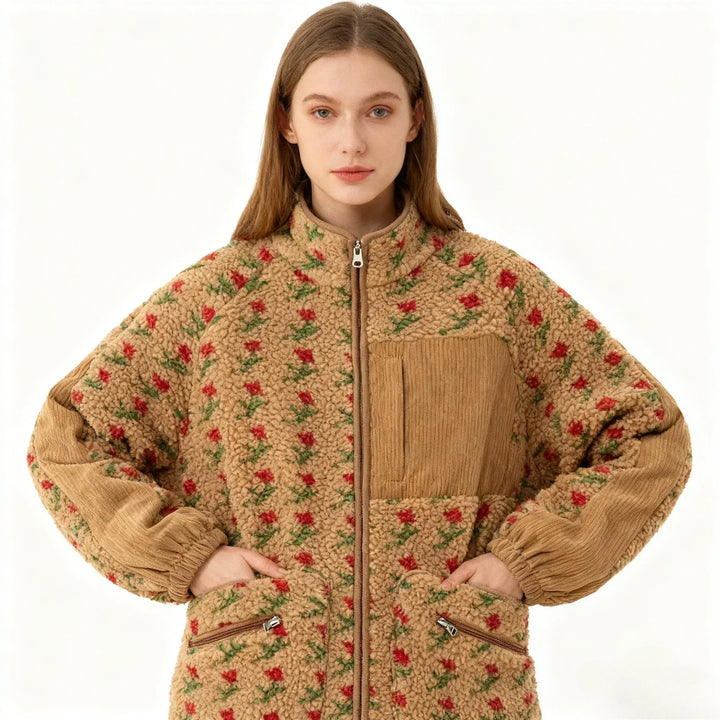 Giacca floreale donna, capi caldi crema e marrone. Vestiti invernali dallo stile comodo e versatile. Abbigliamento.