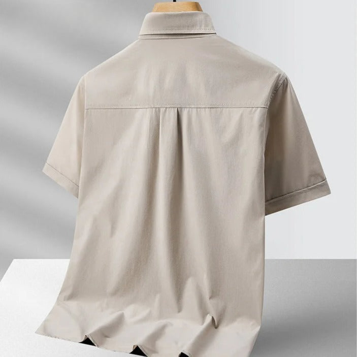 Camicia uomo casual chic a maniche corte, vestibilità sartoriale, doppie tasche. Perfetta per la moda estiva.