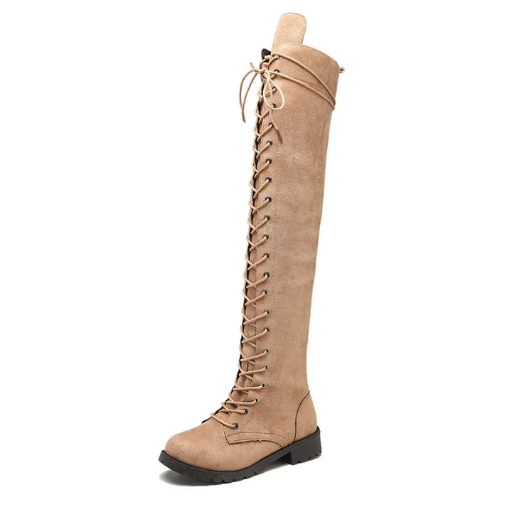Moderni stivali alti con tacco per donna, ideali per outfit di moda eleganti e contemporanei.
