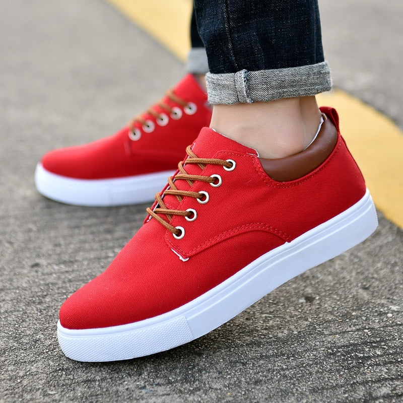 Sneakers uomo casual, calzature con suola bianca, perfette per uno stile urbano dinamico e giovane.