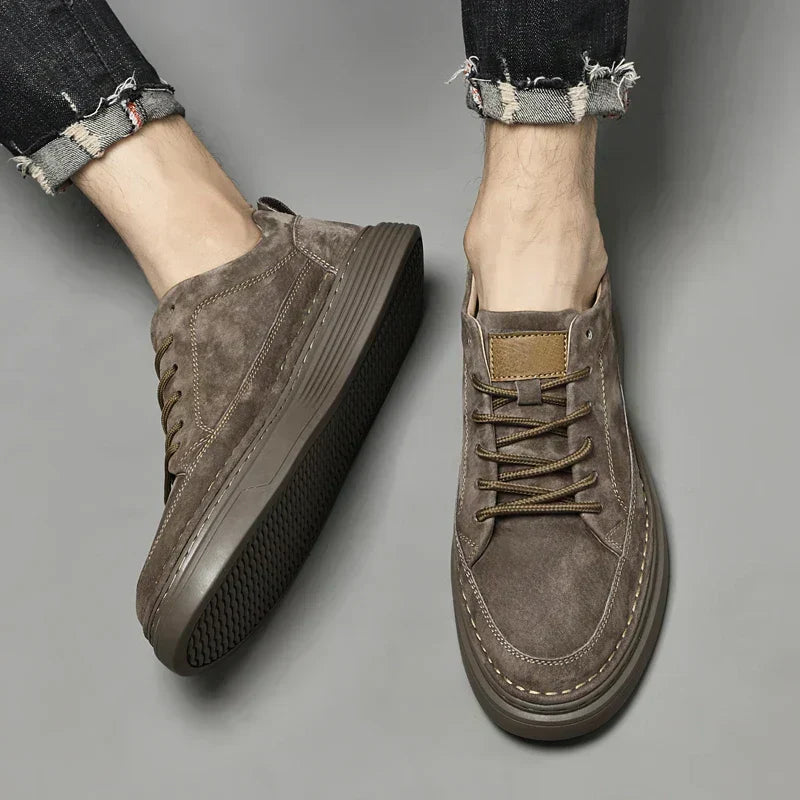 Scarpe uomo moda con ammortizzazione avanzata e vestibilità spaziosa, ideali per il quotidiano. Beige, bianco, arancio.
