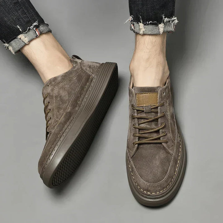 Scarpe uomo moda con ammortizzazione avanzata e vestibilità spaziosa, ideali per il quotidiano. Beige, bianco, arancio.