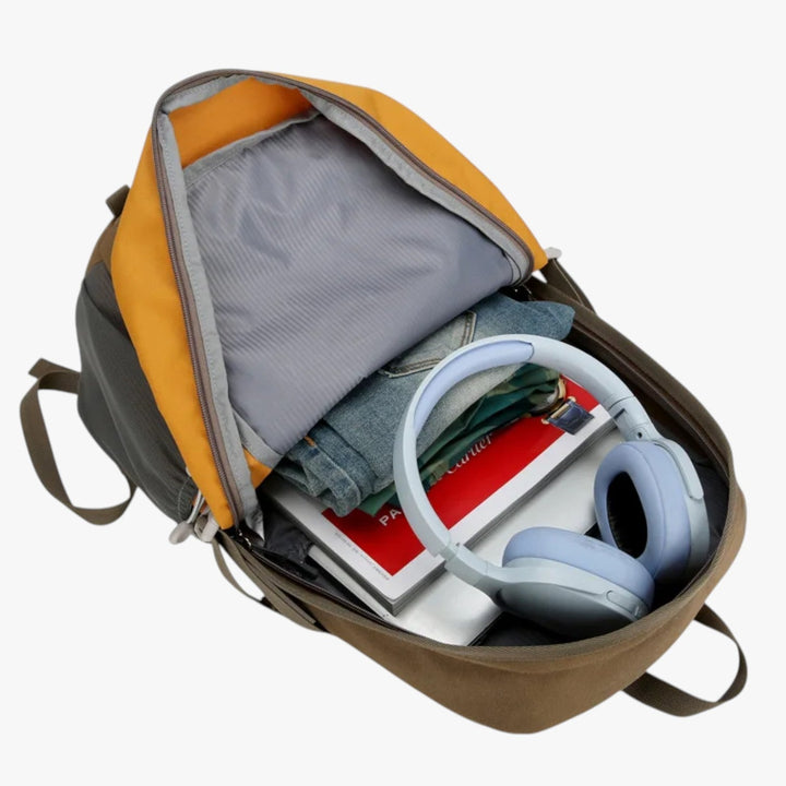 Grande zaino outdoor uomo, spazioso e multitasche per attrezzatura da viaggio ed escursionismo.