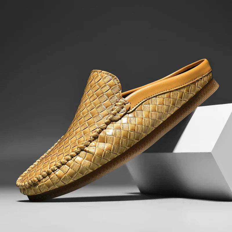 Ciabatte uomo casual slip-on beige, design intrecciato e plantare imbottito per comfort moda estiva.