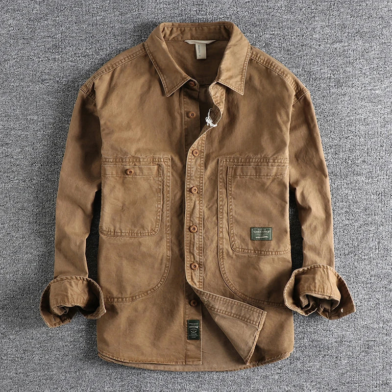 Camicia uomo a maniche lunghe lavata, vestibilità rilassata per un look casual o da lavoro moderno.
