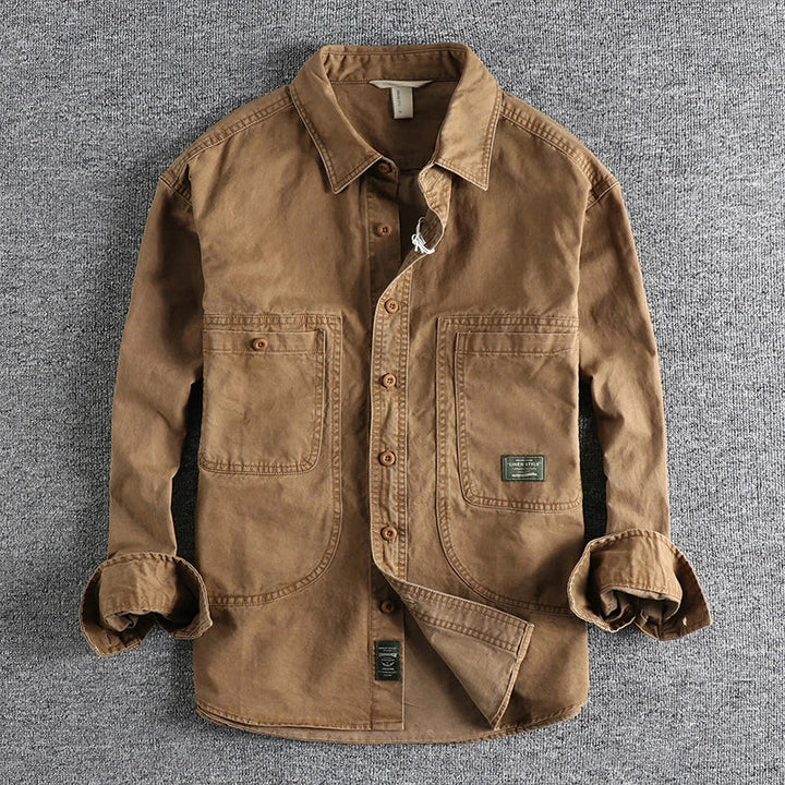 Camicia uomo a maniche lunghe lavata, vestibilità rilassata per un look casual o da lavoro moderno.