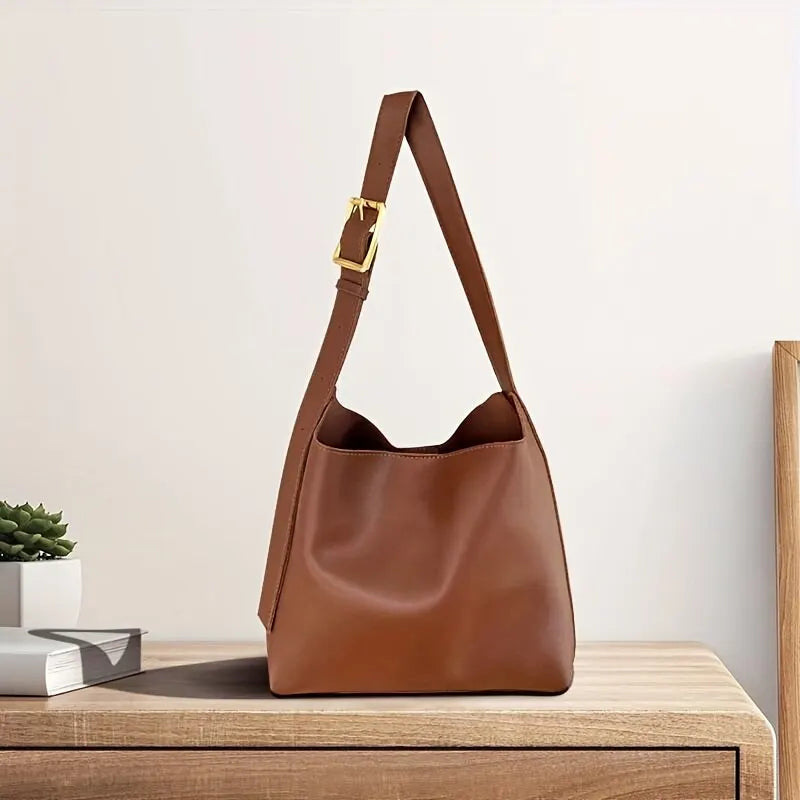Dettaglio della similpelle marrone della borsa shopper da donna, texture morbida e finitura raffinata.