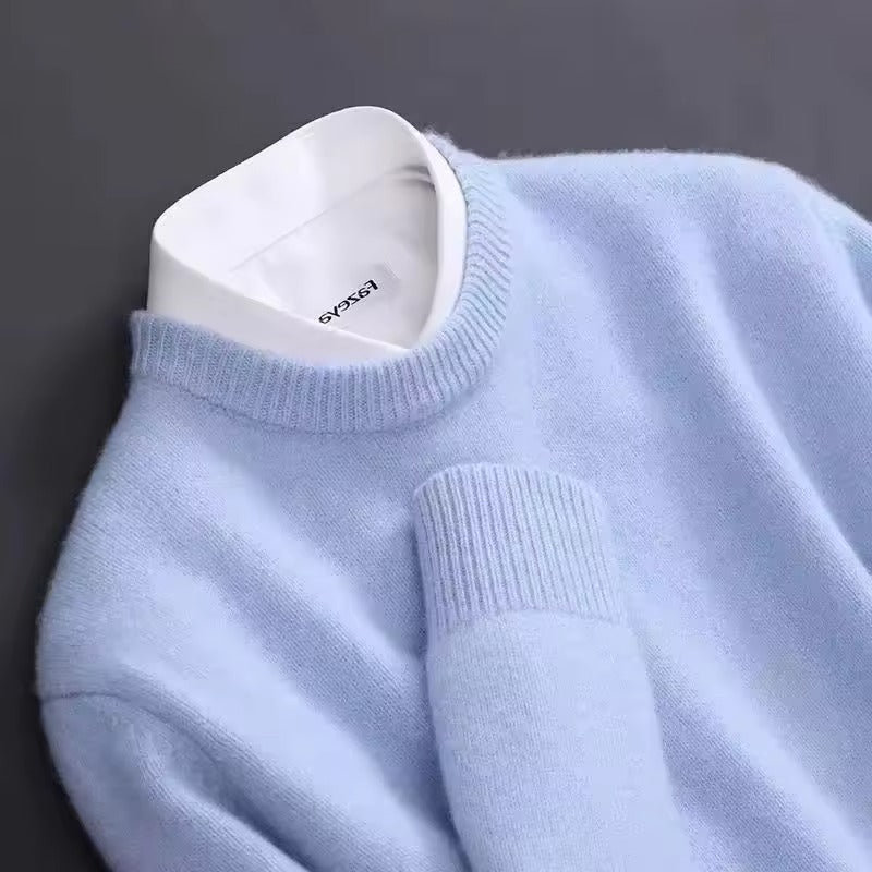 Maglia casual uomo in maglione morbido, ideale per comfort quotidiano. Abbigliamento maschile versatile e caldo.