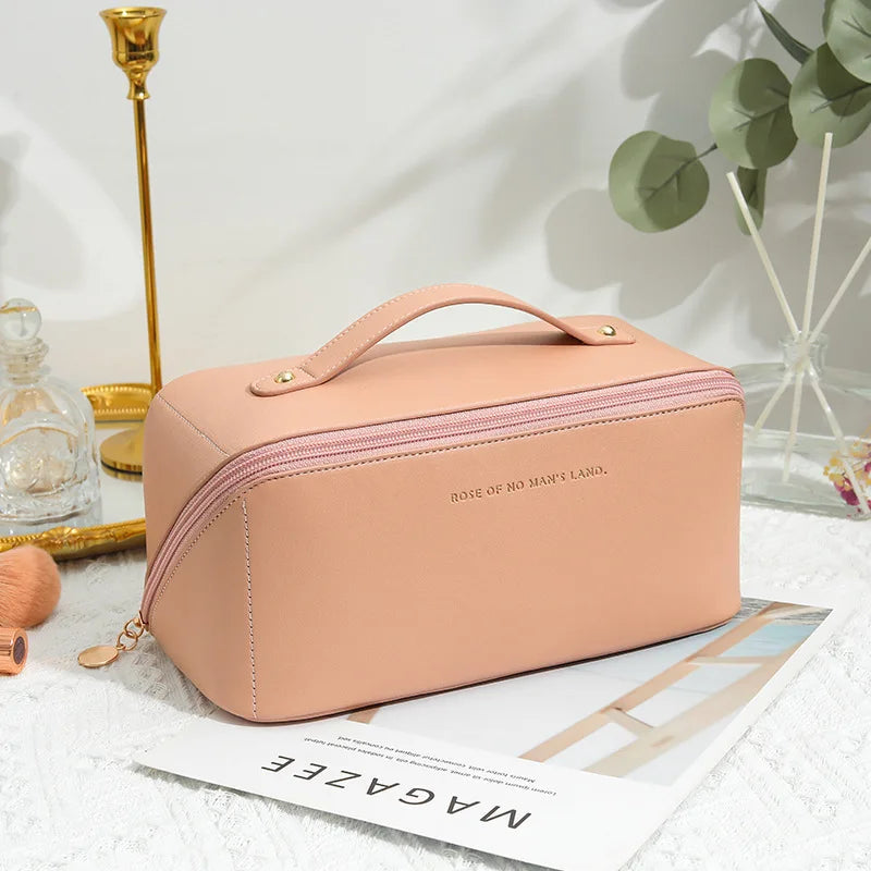 Interno beauty case donna da viaggio con scomparti regolabili per cosmetici, trucchi e accessori beauty.