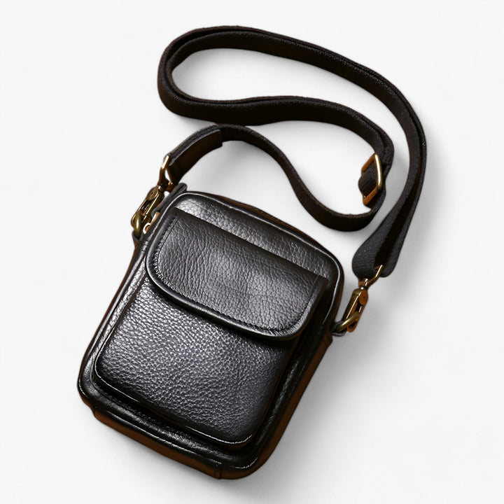 Borsa a tracolla uomo nera elegante e compatta, ideale per viaggi e come accessorio quotidiano.