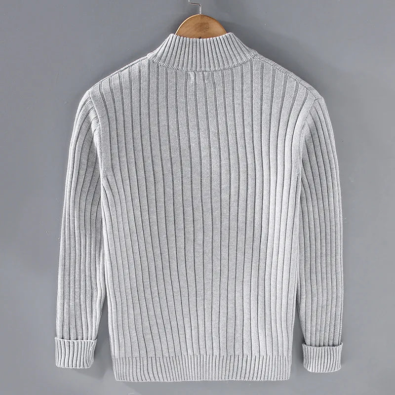 Cardigan uomo versatile a coste con zip, ideale per mezzastagione e abbigliamento casual chic.