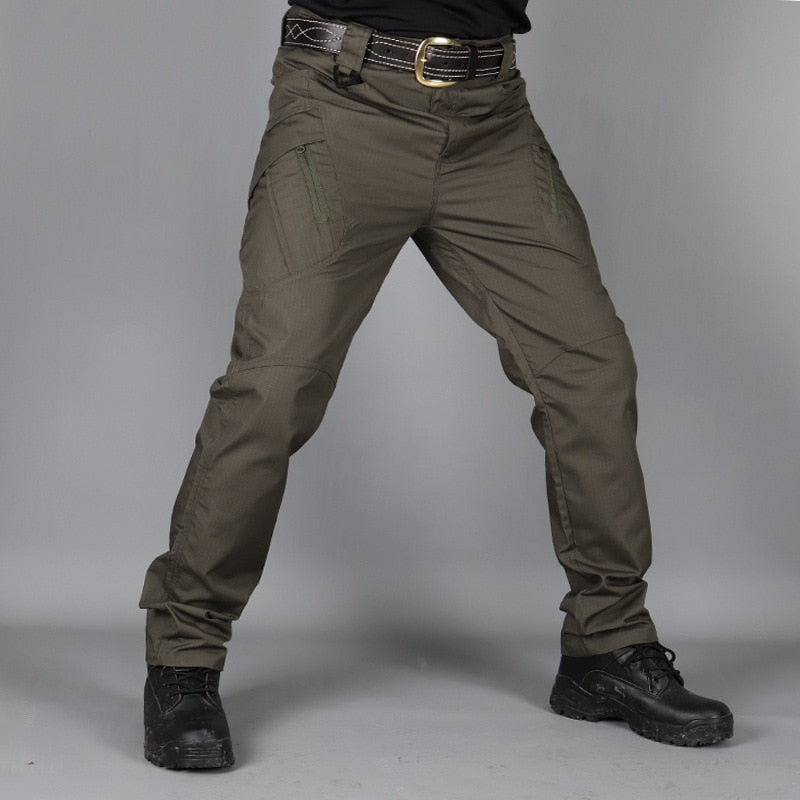 Pantaloni tattici uomo cargo impermeabili resistenti, ideali per outdoor ed escursionismo.