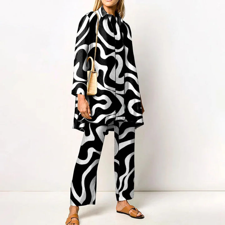 Completo donna due pezzi versatile: camicetta vintage e pantaloni eleganti. Ideale per look da giorno e da sera.