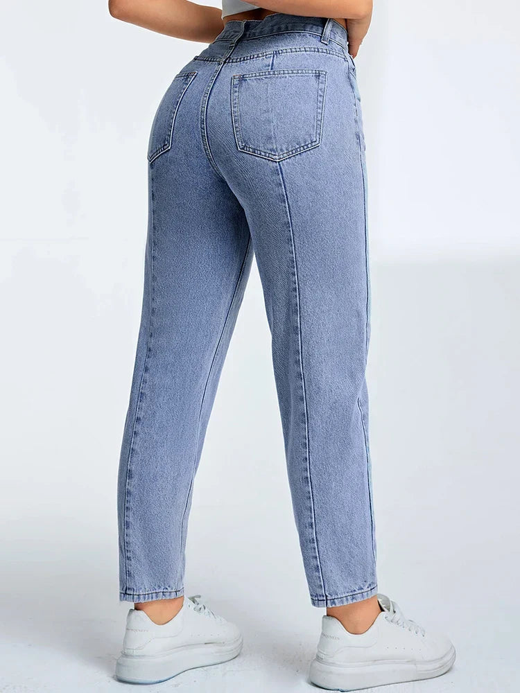 Dettaglio di jeans Mom blu da donna, vita alta, per un comfort eccezionale e uno stile casual impeccabile.