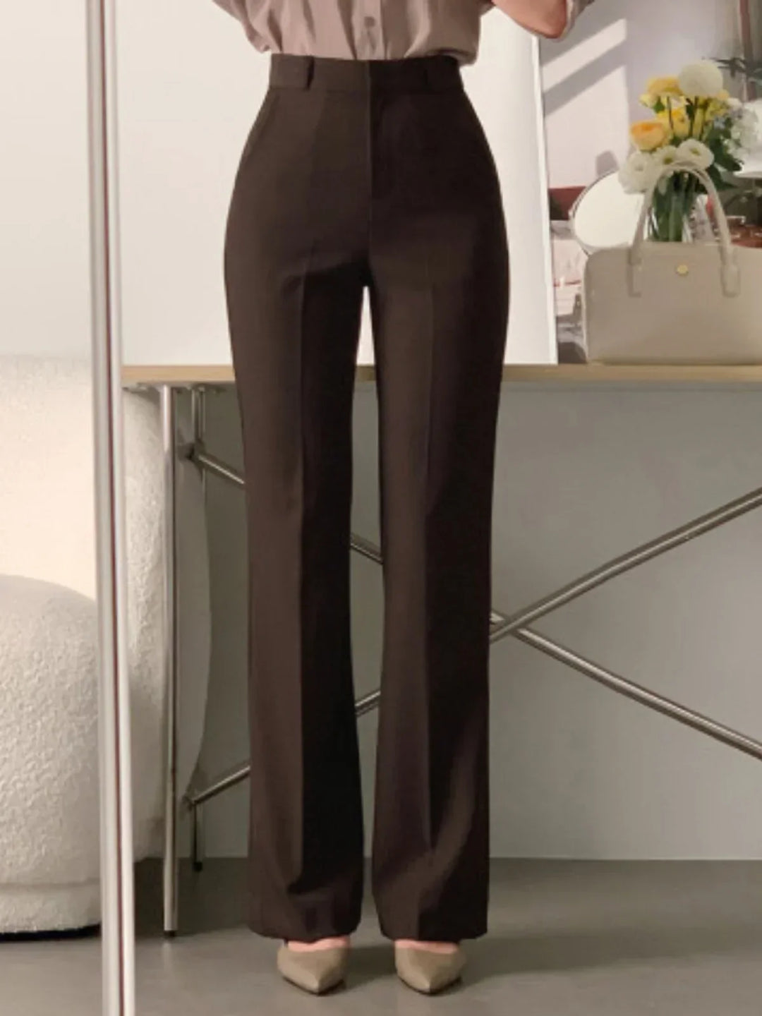 Pantaloni donna confortevoli a vita alta e gamba larga, ideali per l'ufficio o un outfit casual chic.
