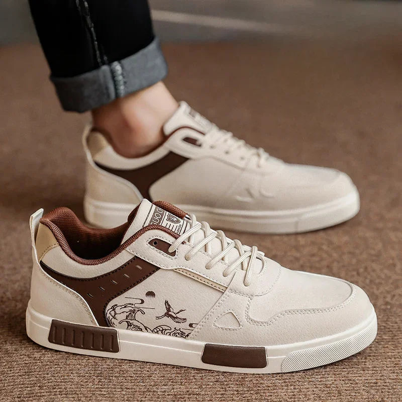 Dettaglio sneakers uomo nere con esclusivo design a onde, un tocco di moda per le calzature casual.