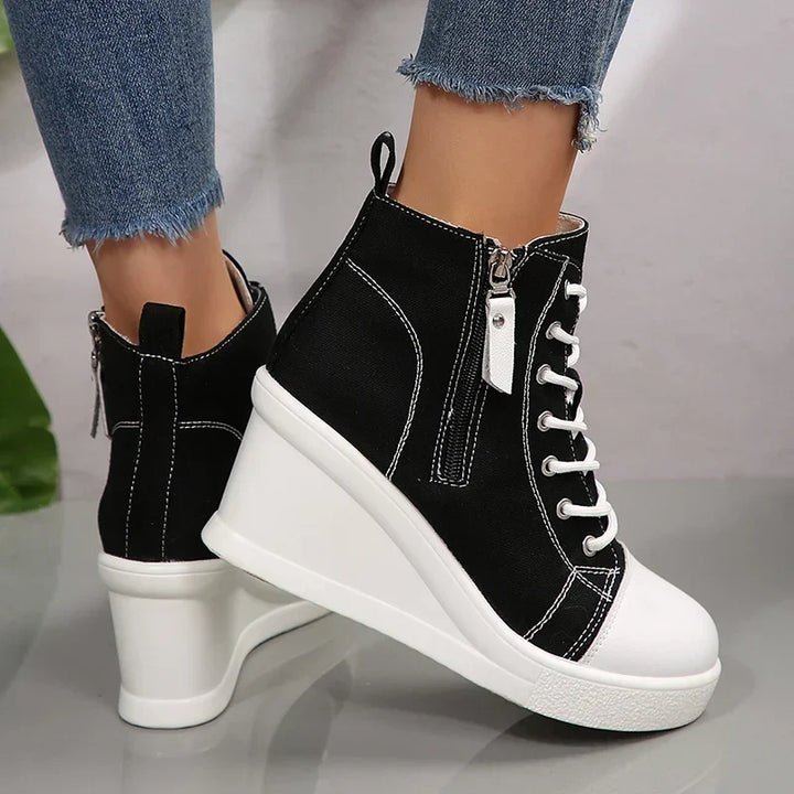 Sneakers donna beige con zeppa, zip e allacciatura frontale, perfette per abbinamenti versatili.