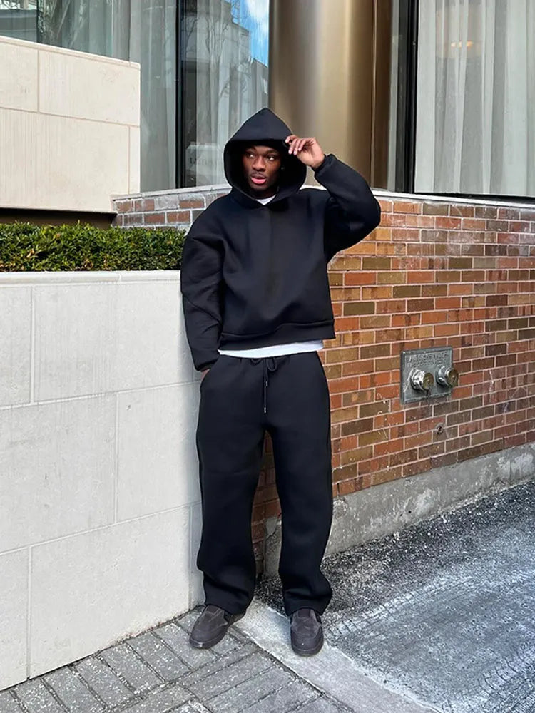 Tuta da uomo oversize moderna, felpa e jogger per un look sportivo casual e alla moda.