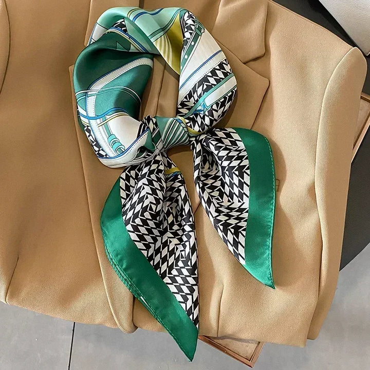 Foulard raffinato per donna, in raso satinato con stampa esclusiva, tocco chic.