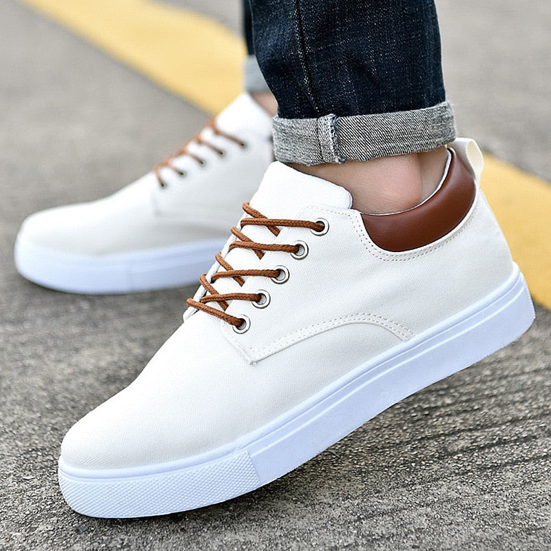 Comfort e stile urbano con queste sneakers uomo, suola bianca e lacci robusti per ogni giorno.