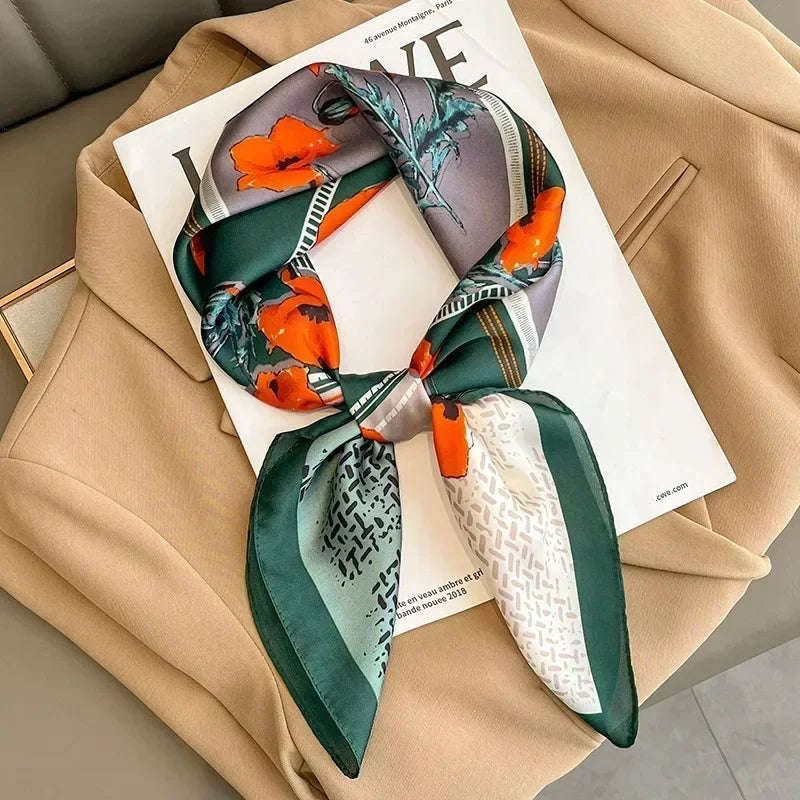 Foulard donna in raso satinato, stampa fantasia, chic e moderno.