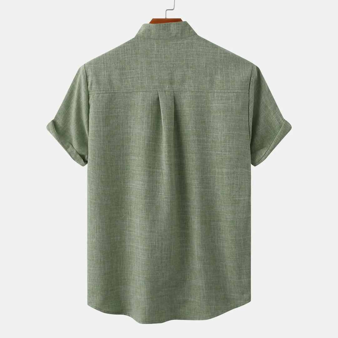 Moda uomo: camicia estiva leggera in misto lino con bottoni, maniche corte. Stile fresco e casual.