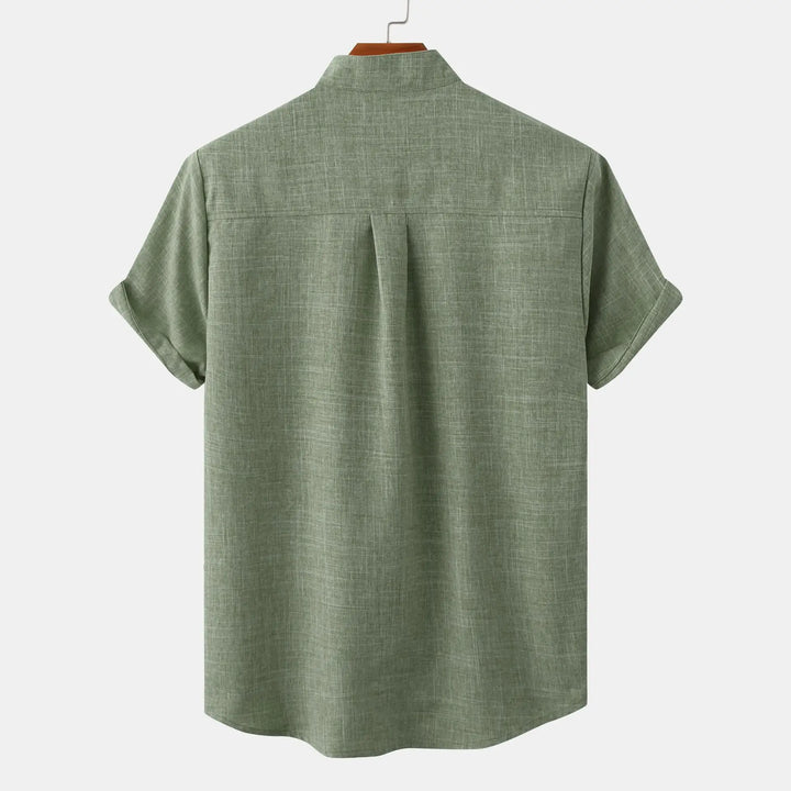Moda uomo: camicia estiva leggera in misto lino con bottoni, maniche corte. Stile fresco e casual.